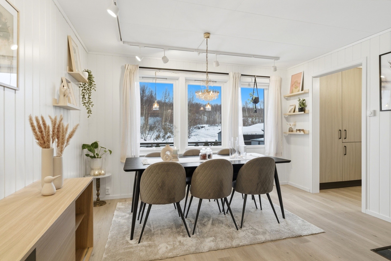 Overflatene i boligen ble oppgradert i 2018, noe som gir boligen et moderne og gjennomført preg. Galleribilde