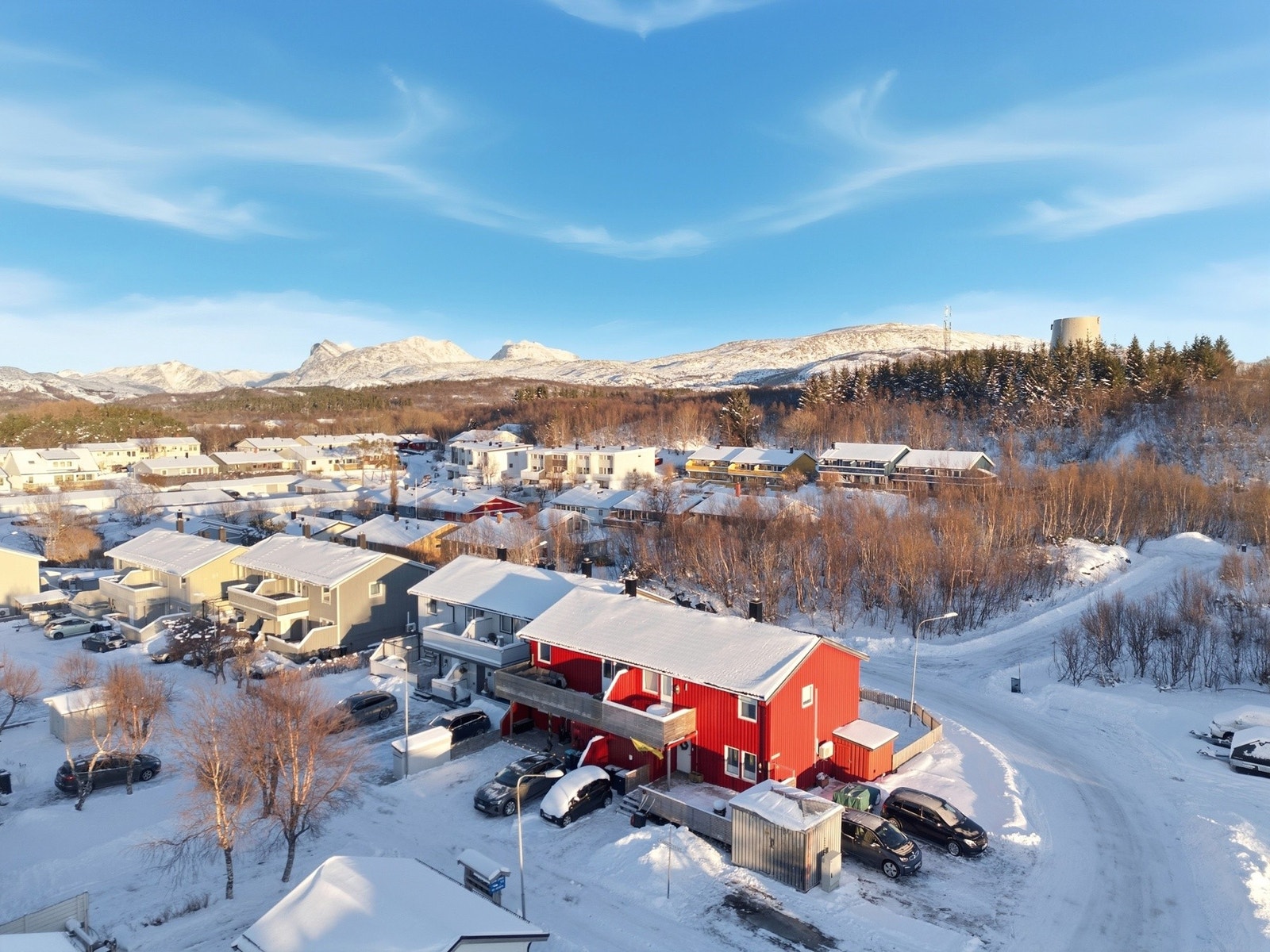 Den utvidede parkeringsplassen på fremsiden gir god plass til flere biler og gjør hverdagen ekstra praktisk. Galleribilde