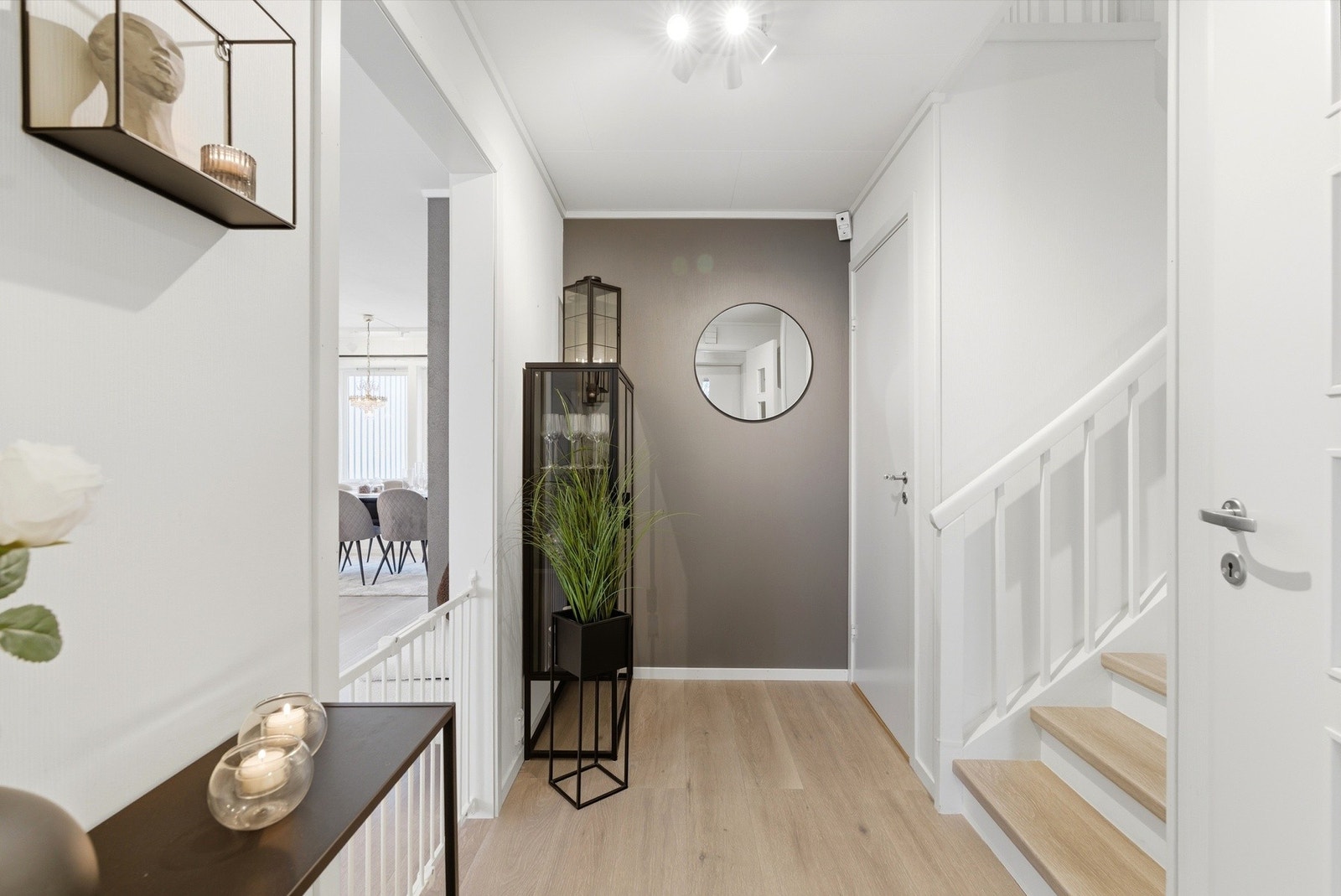 I hallen er det etablert et praktisk toalettrom. Galleribilde