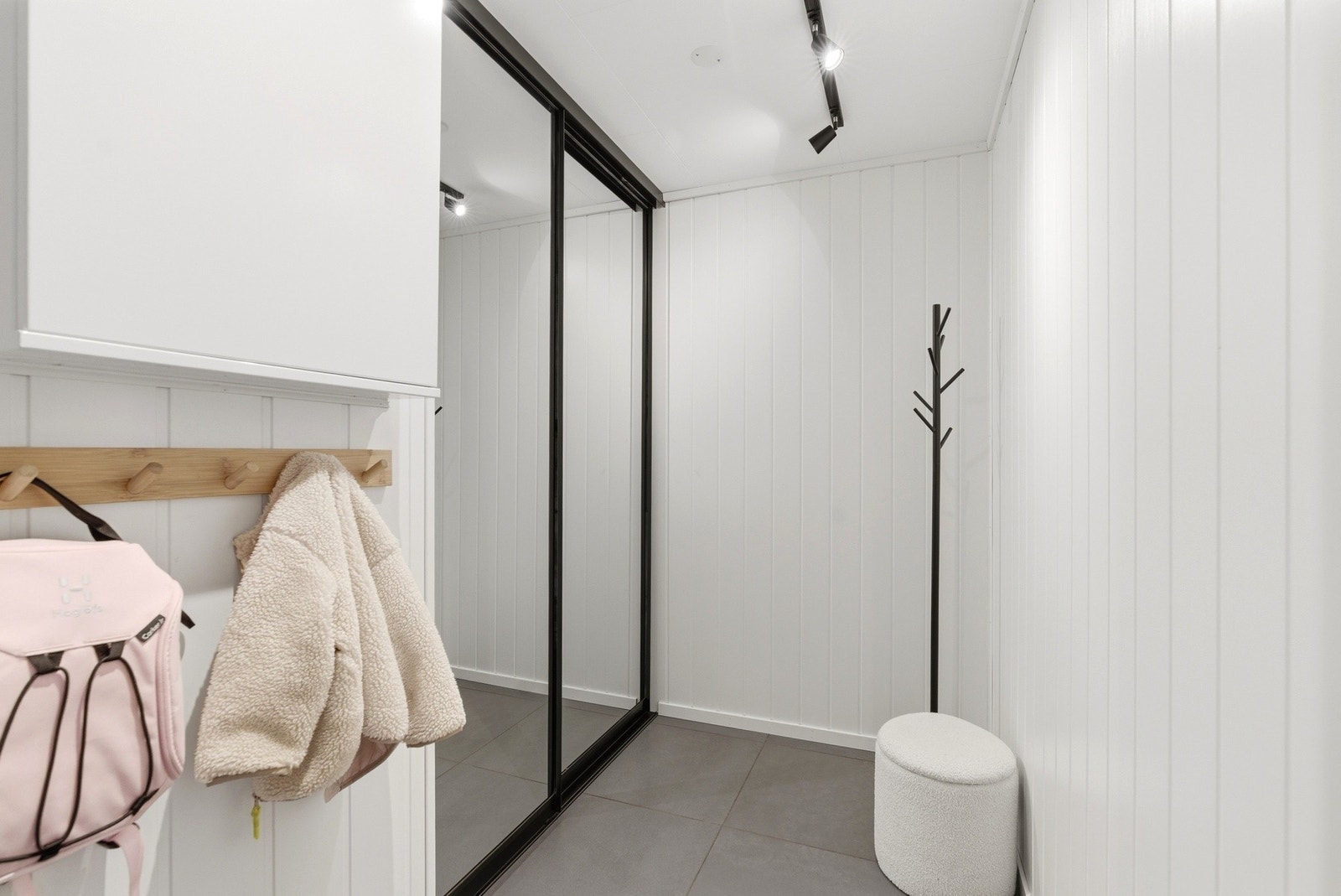 Skyvedørsgarderobe i tilknytning til entreen. Galleribilde