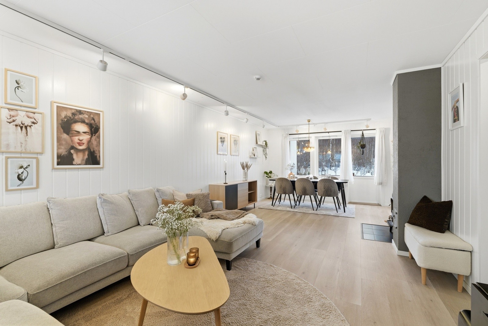 Stuen er husets naturlige samlingspunkt - et lyst, behagelig og romslig oppholdsrom. Galleribilde