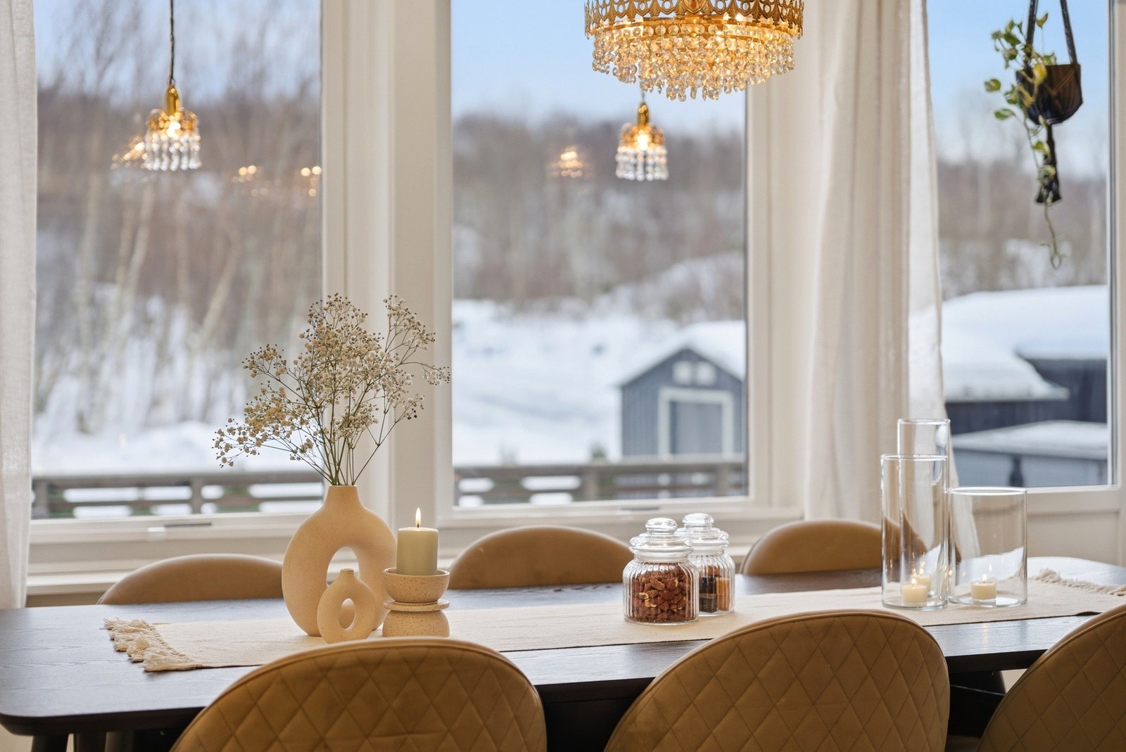 Et stille og rolig boområde med naturen rett utenfor døren. Galleribilde