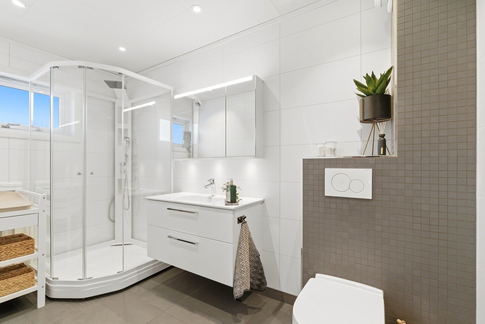 Et lekkert bad renovert i 2018 - et stort pluss for boligen! Galleribilde