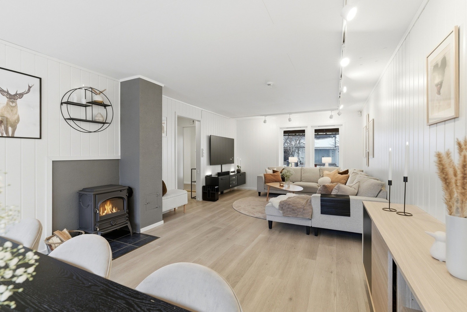 Skinner i taket med spotter gir fleksibel og moderne belysning, slik at du enkelt kan tilpasse lyset etter behov og stemning. Galleribilde