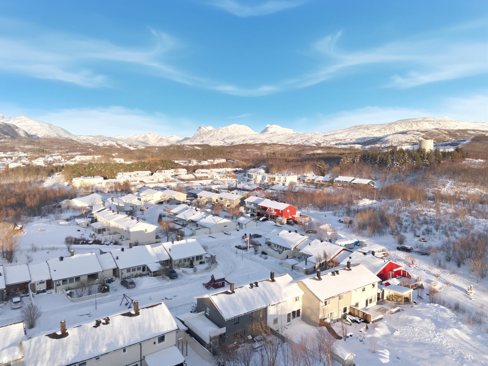 Nærområdet byr på flotte turmuligheter, grønne omgivelser og korte avstander til både sentrum av Tverlandet og videre inn mot Bodø. Galleribilde