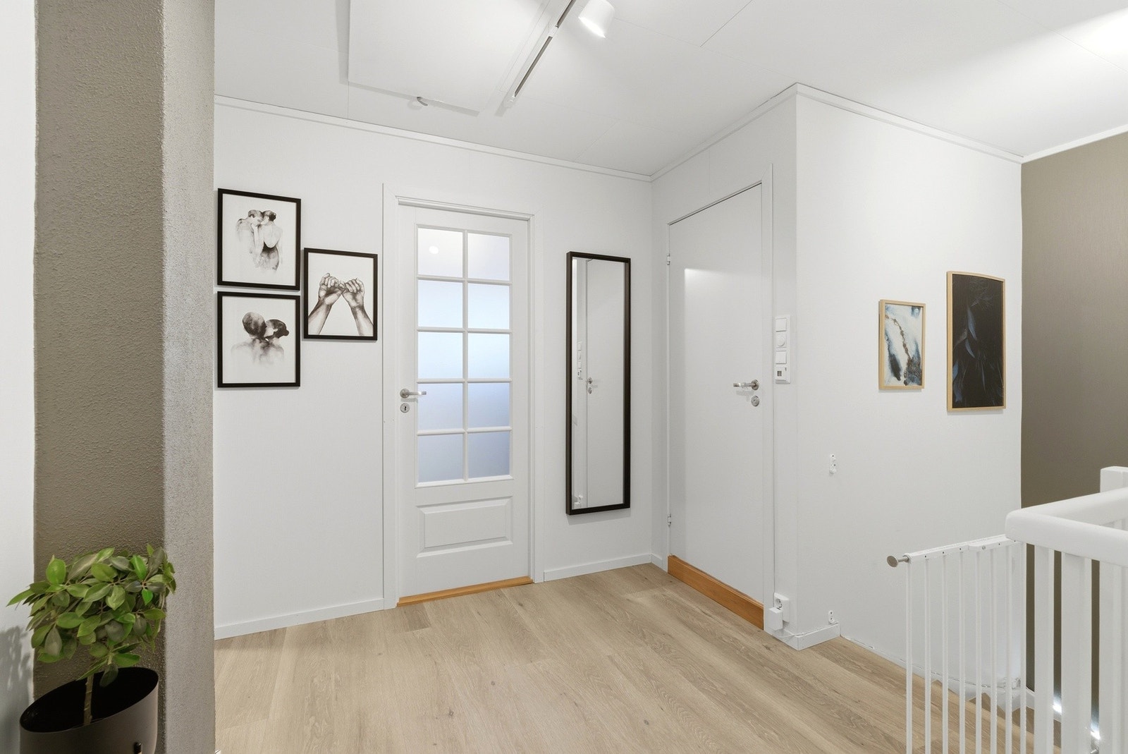 Trapperom med adkomst til de øvrige rom og kneloft som er etterisolert 5cm. Galleribilde