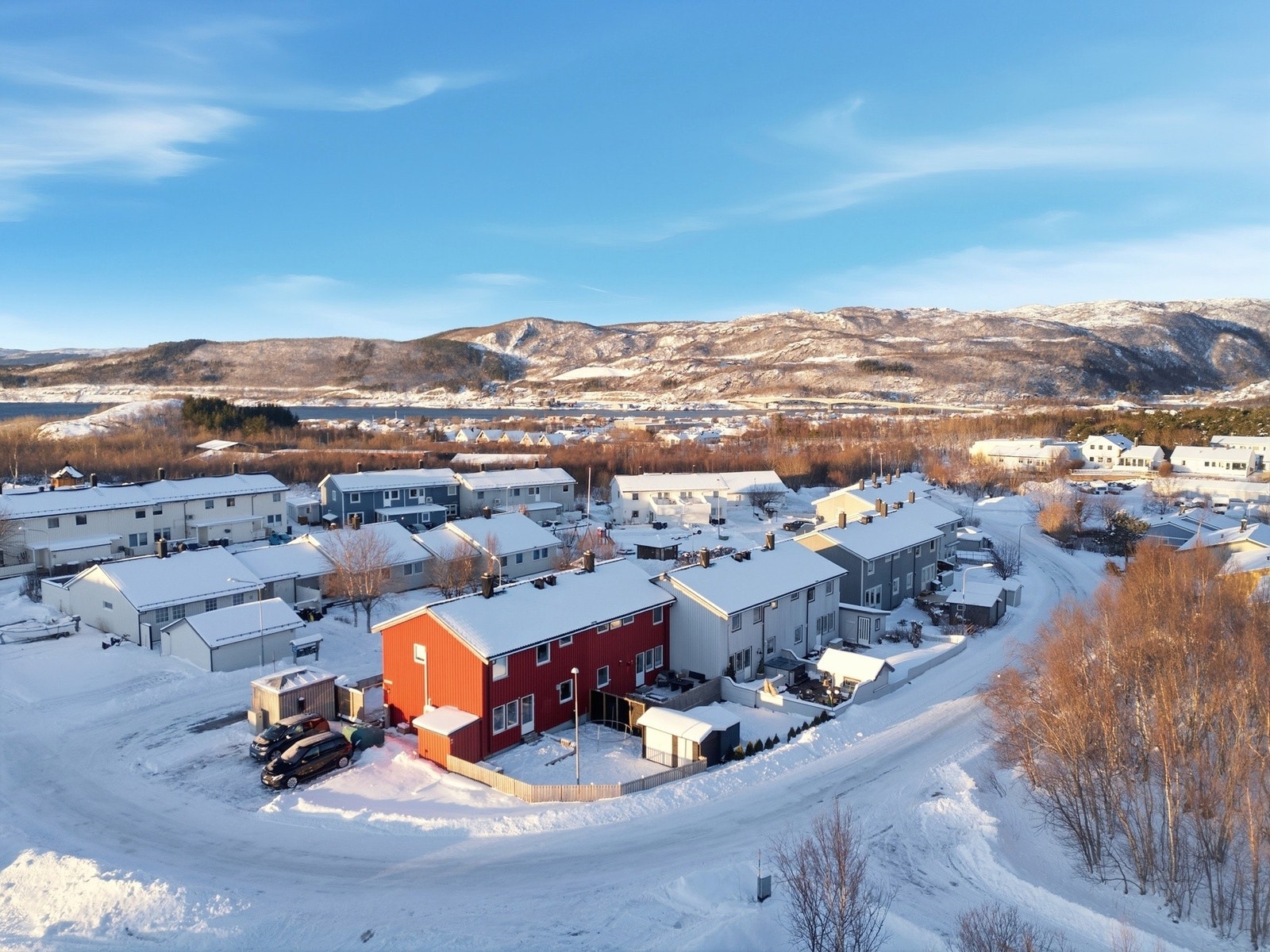 Kryddermoen 21A ligger i et trivelig og etablert boligområde på Tverlandet, kun en kort spasertur fra både skole, barnehage og daglige servicetilbud. Galleribilde