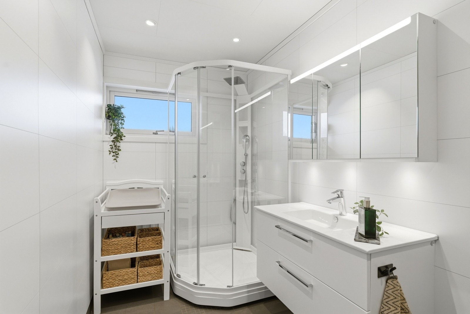 Her er det flislagt gulv med varmekabler, moderne baderomsplater og en gjennomført estetikk. Galleribilde