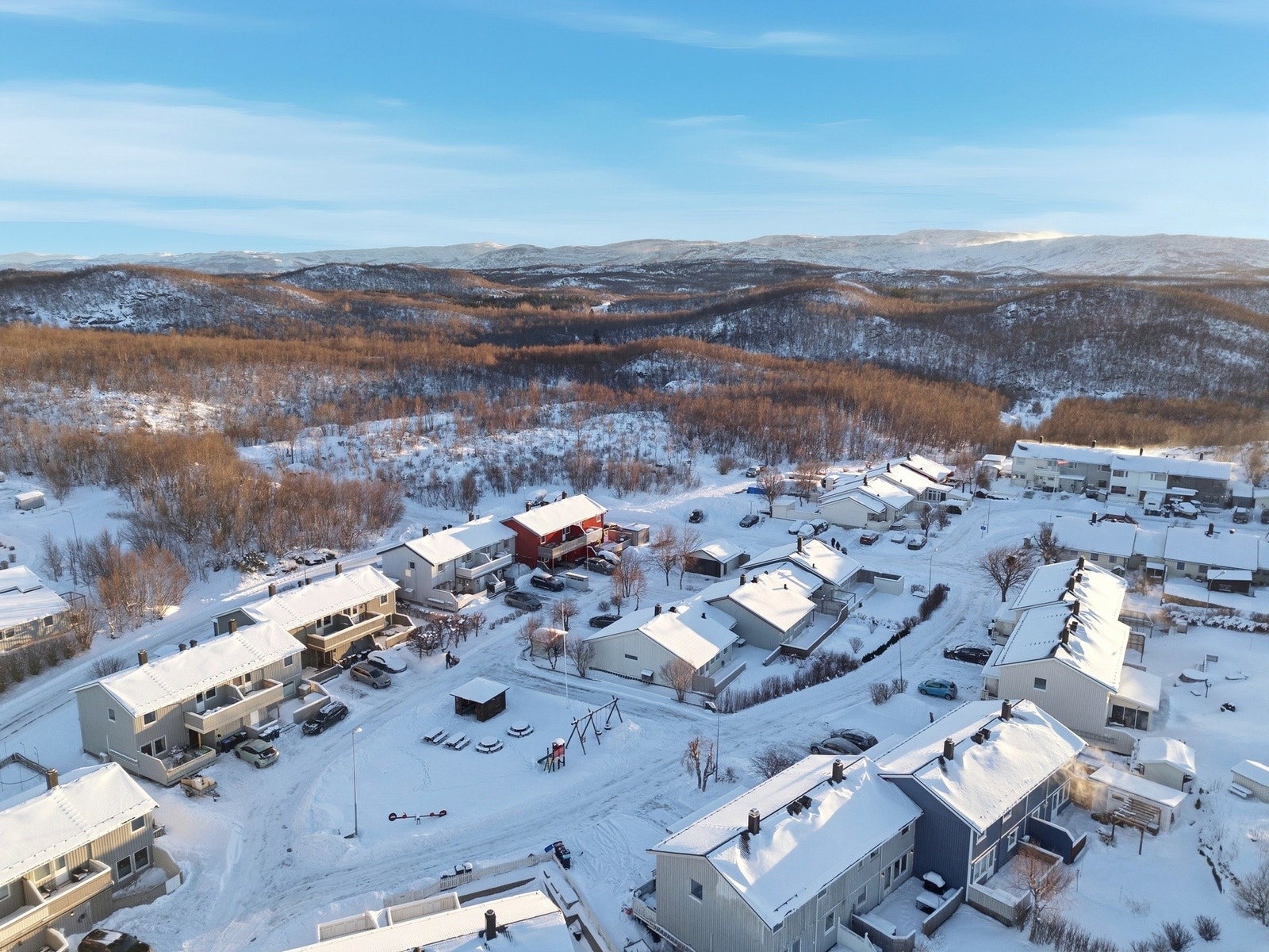 Her har du gode kollektivmuligheter, med nærmeste busstopp på Høgåsen kun fem minutters gange fra eiendommen, og Tverlandet stasjon innen ca. 19 minutters gange. Galleribilde