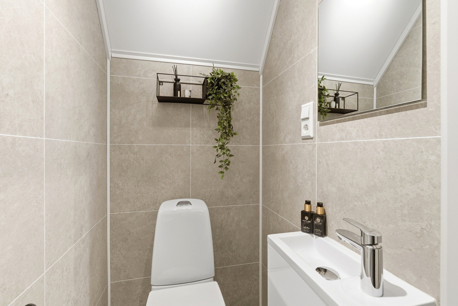 Rommet fungerer godt i daglig bruk og er utstyrt med servant og toalett. Galleribilde