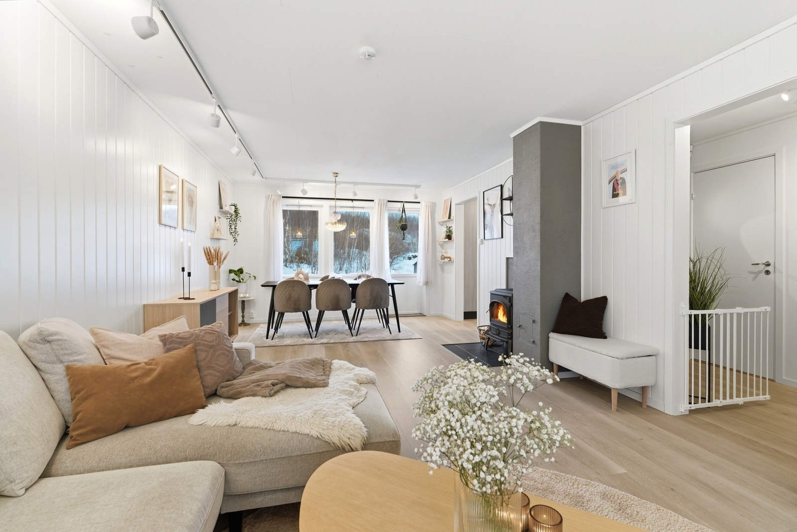 Store vindusflater slipper inn rikelig med dagslys og gir en luftig atmosfære. Galleribilde