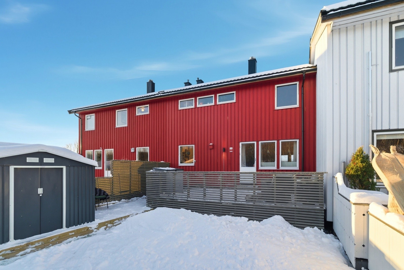 Eiendommen har et trivelig og lettstelt uteområde med platting både foran og bak boligen, samt en romslig terrasse fra 2020 som gir gode uteplasser gjennom hele dagen. Galleribilde