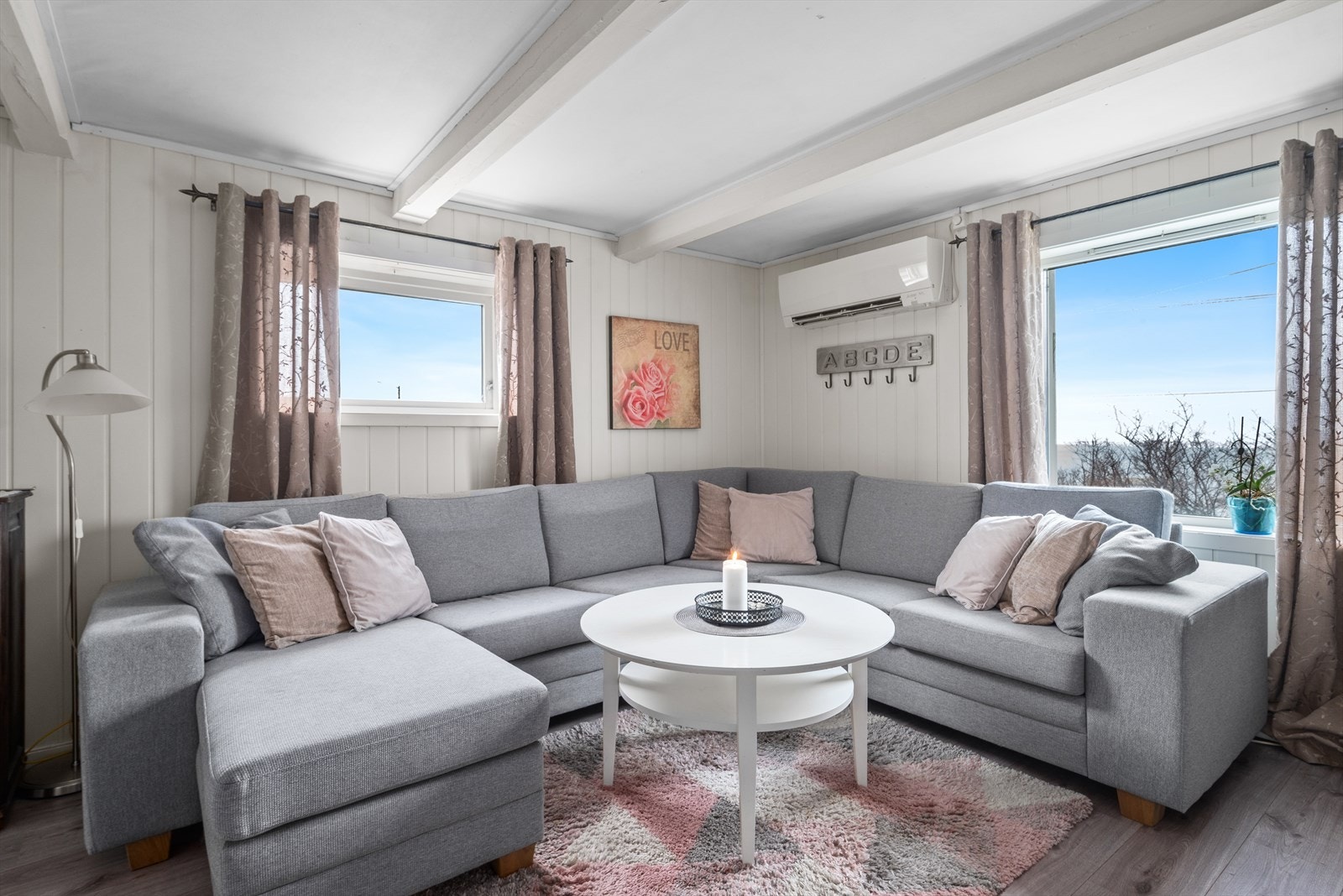 Stuen har flere vindusflater vendt mot ulike himmelretninger, noe som gir rikelig med naturlig lys gjennom dagen. Galleribilde