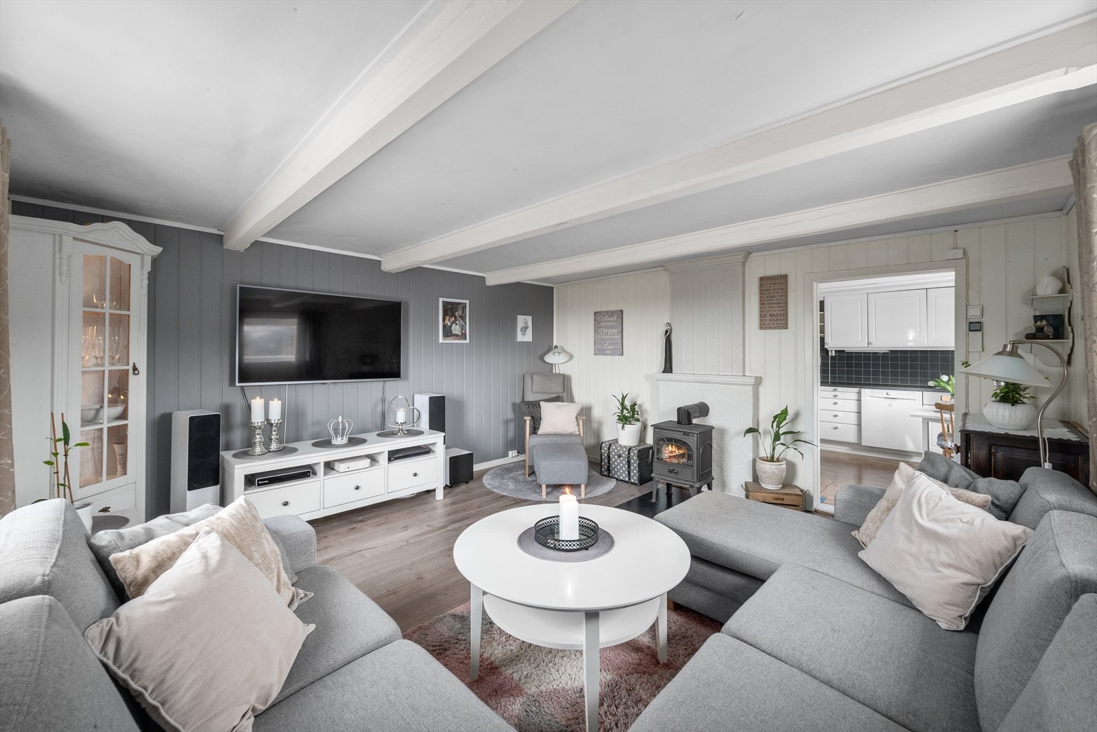 Stuen måler ca. 19 kvm med god plass til ønsket møblering. Galleribilde