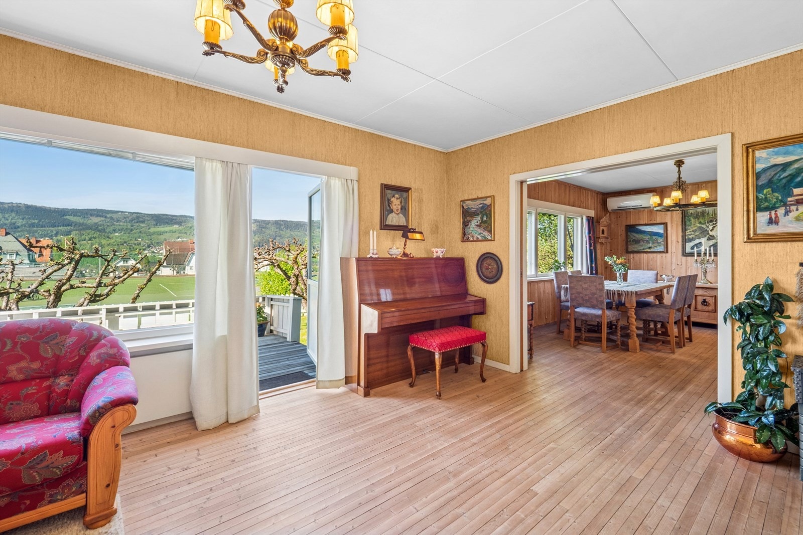 Fra stuen er det utgang til en solrik terrasse på 15 kvm, med trapp ned til hagen. Galleribilde