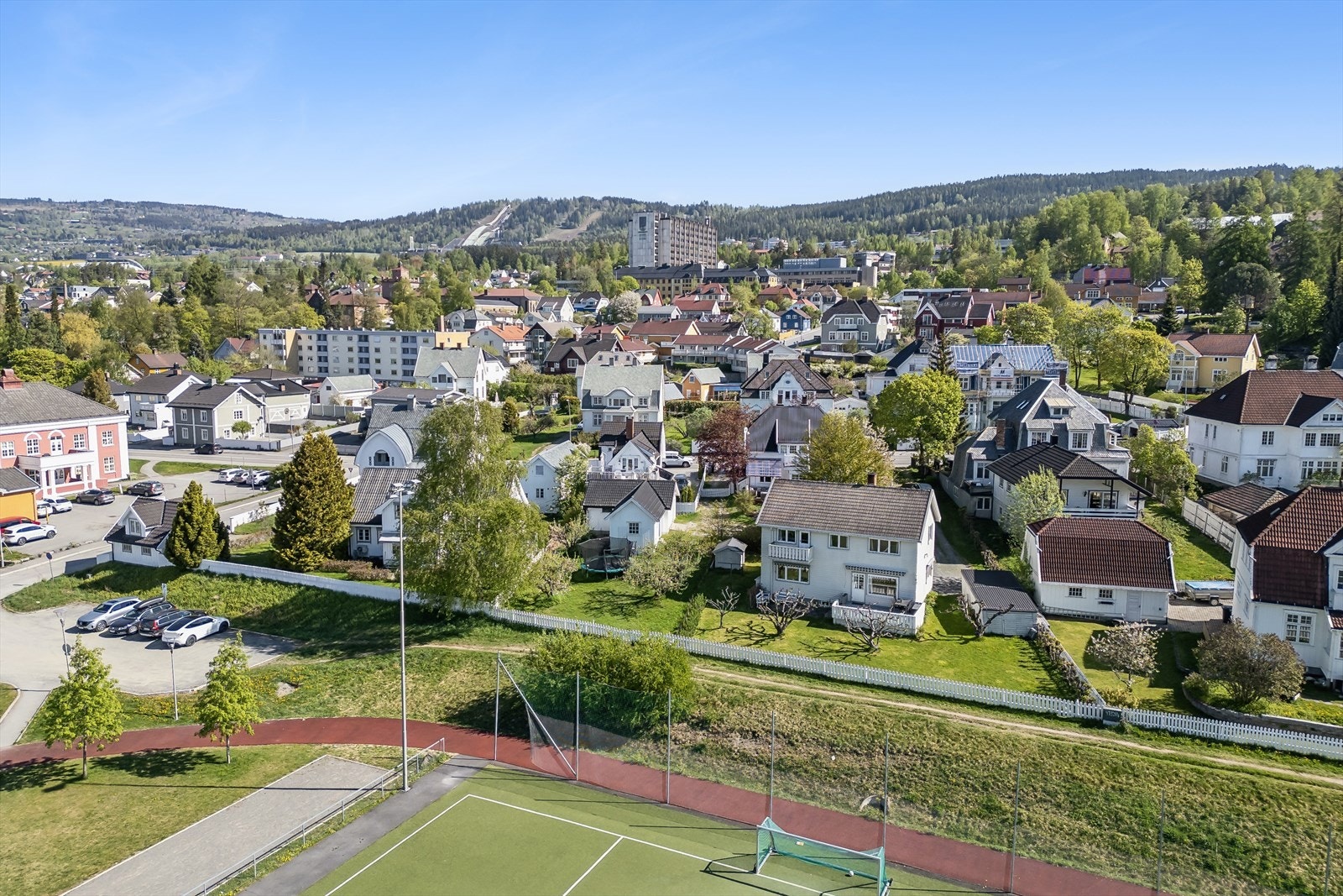 Eiendommen ligger meget sentralt og attraktivt til sør for Lillehammer sentrum, rett ved Sportsplassen. Galleribilde