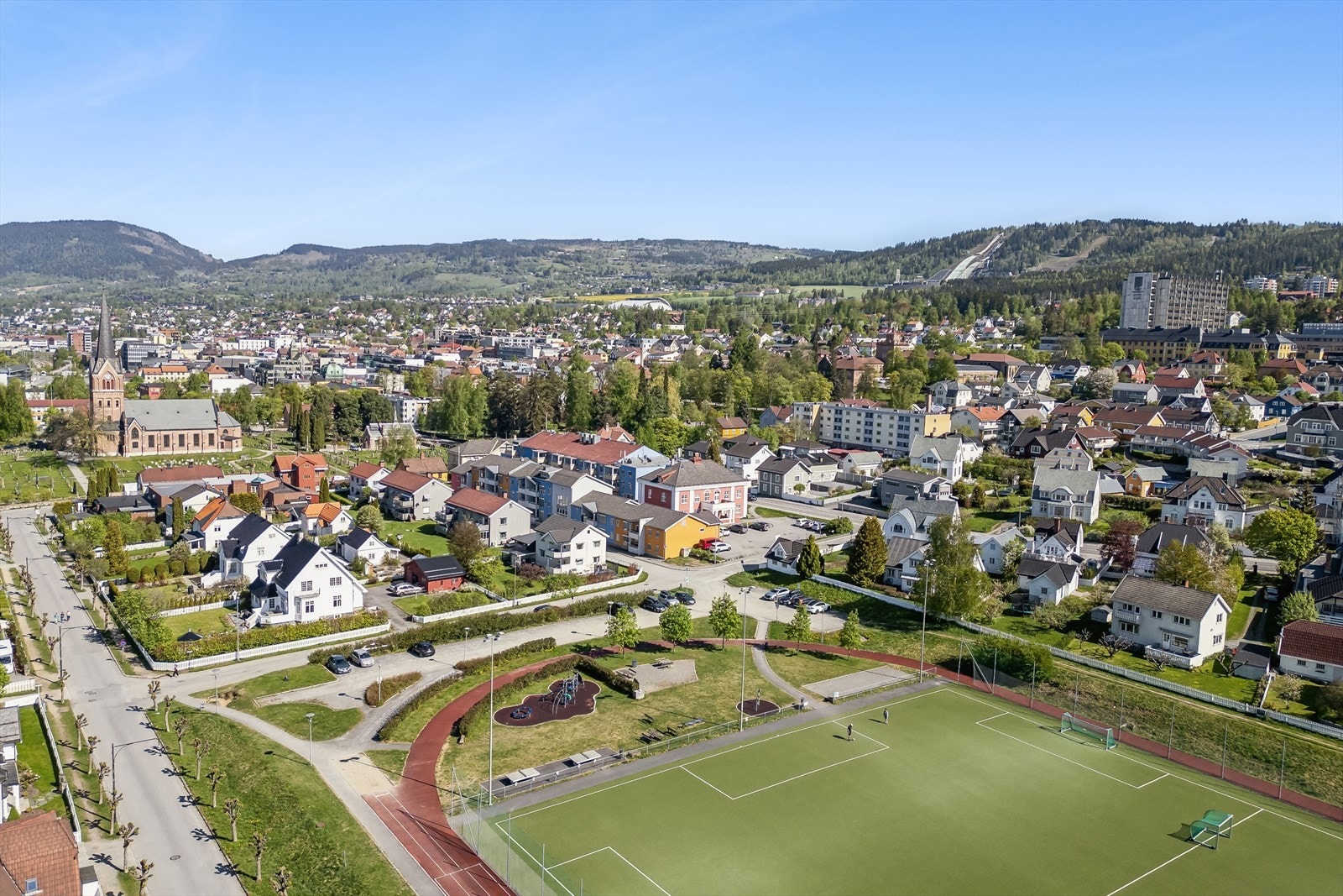 På tur mot sentrum passerer man Lillehammer kirke og Søndre Park, og en er i gågata etter ca. 10 minutters gange. Galleribilde