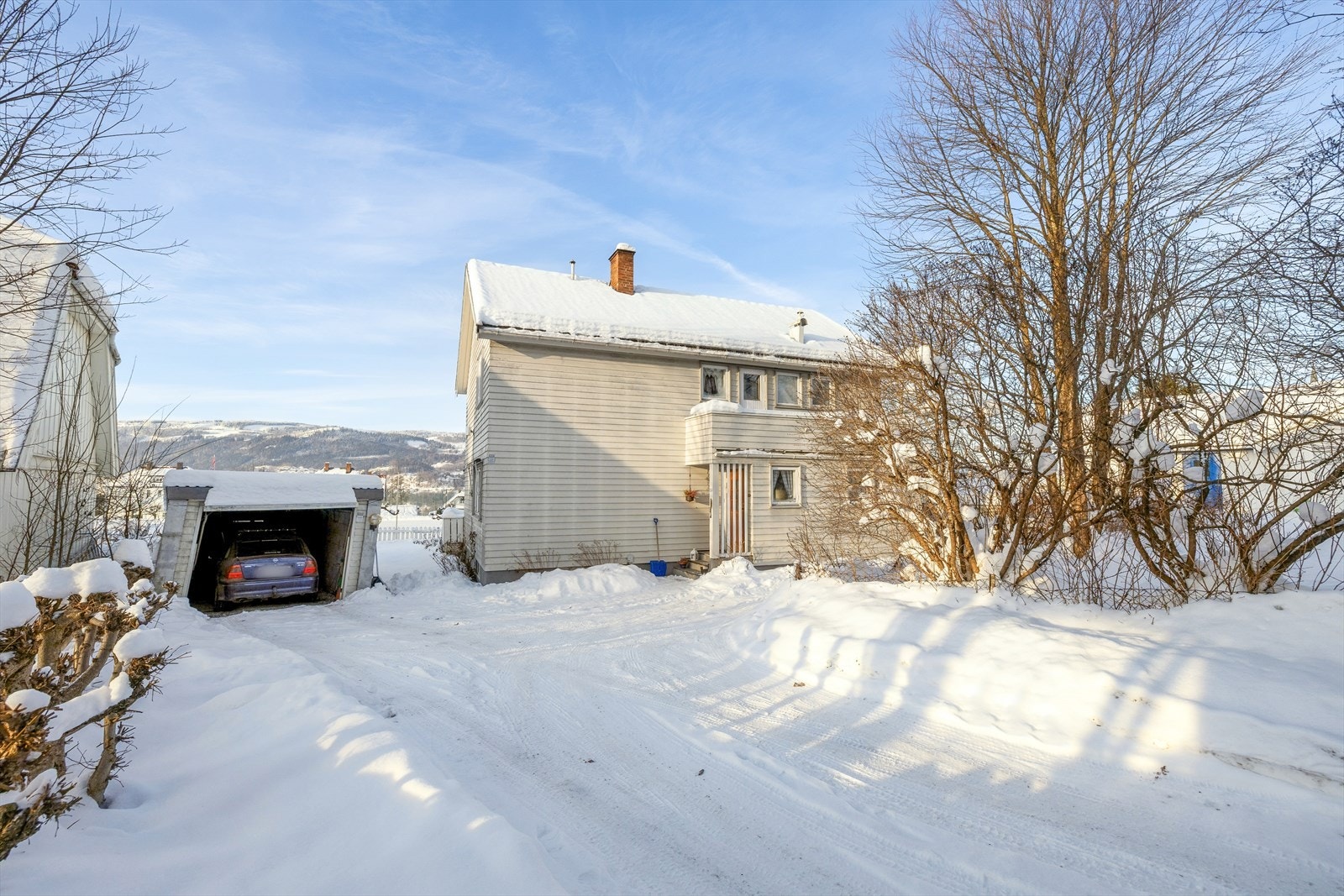 Enkel garasje sørsiden av boligen. Galleribilde