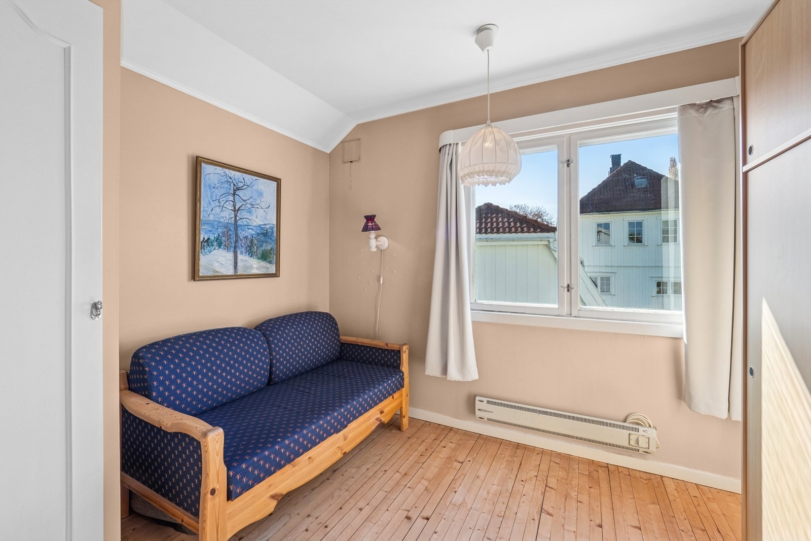 Det ene soverommet er i dag innredet som stue. Galleribilde