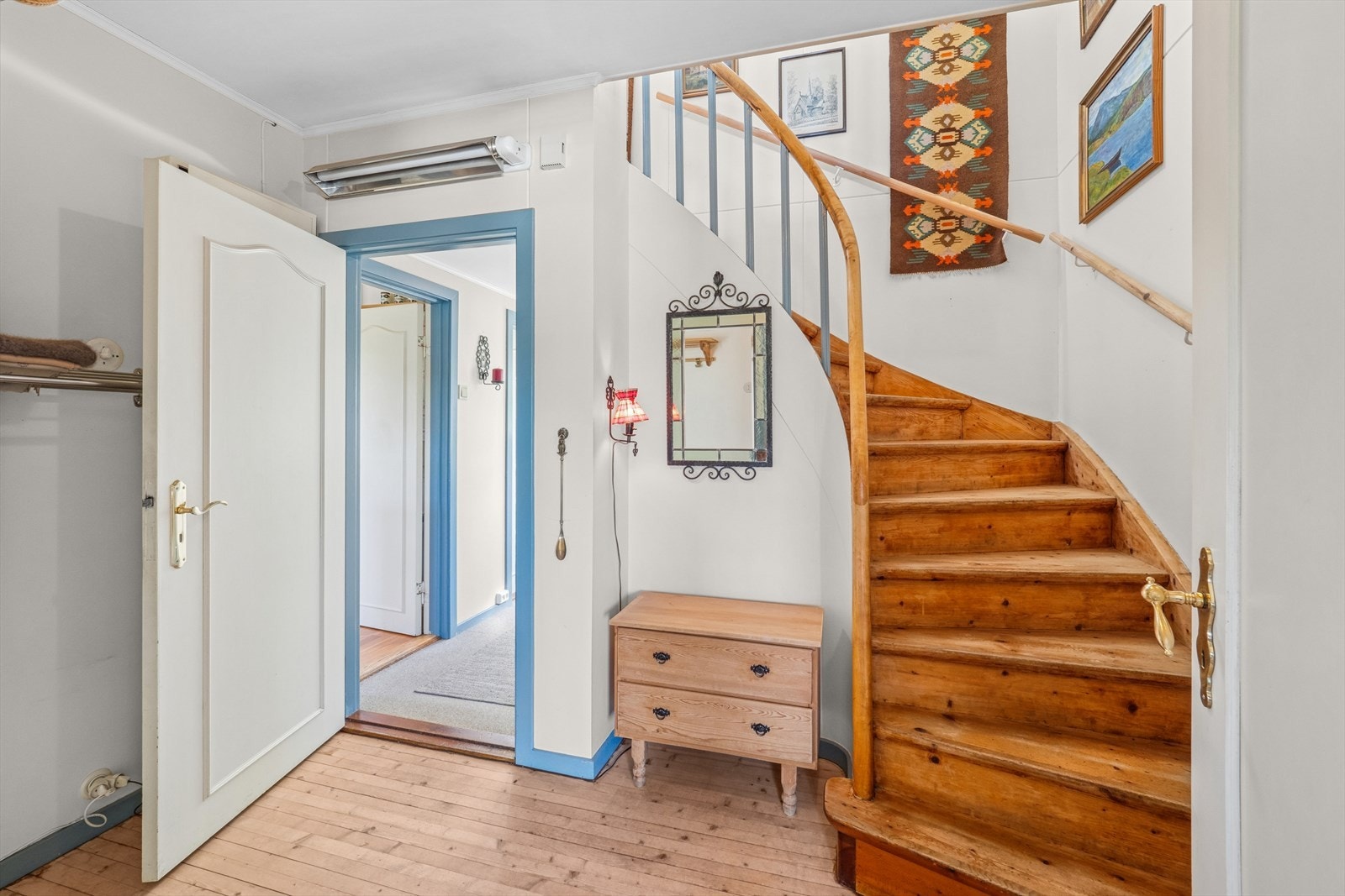 Videre inn er det en hall med plass til oppbevaringsmøbler. Galleribilde