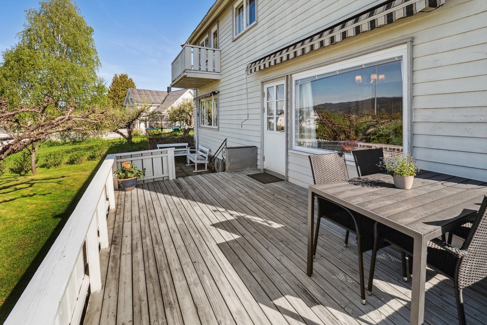 Terrassen inviterer til grilling og kos med venner og familie. Galleribilde