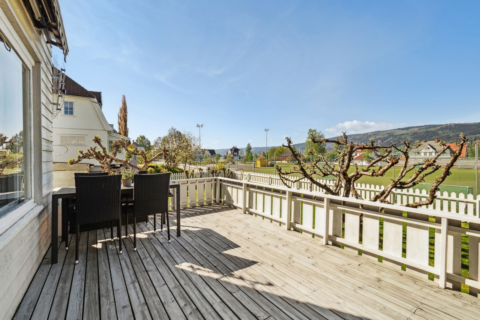 Solrik og stor terrasse på 15 kvm som er en fin forlengelse av stuen i sommerhalvåret. Galleribilde