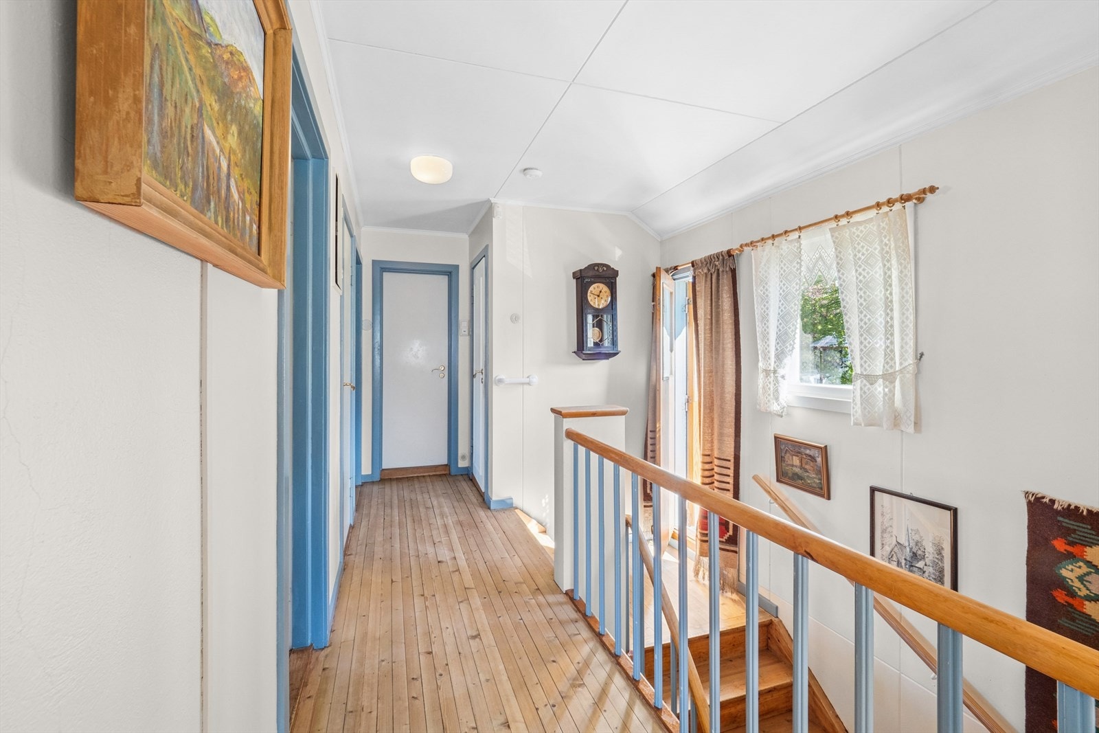 Fra gangen i 2.etasje er det utgang til en hyggelig balkong. Galleribilde