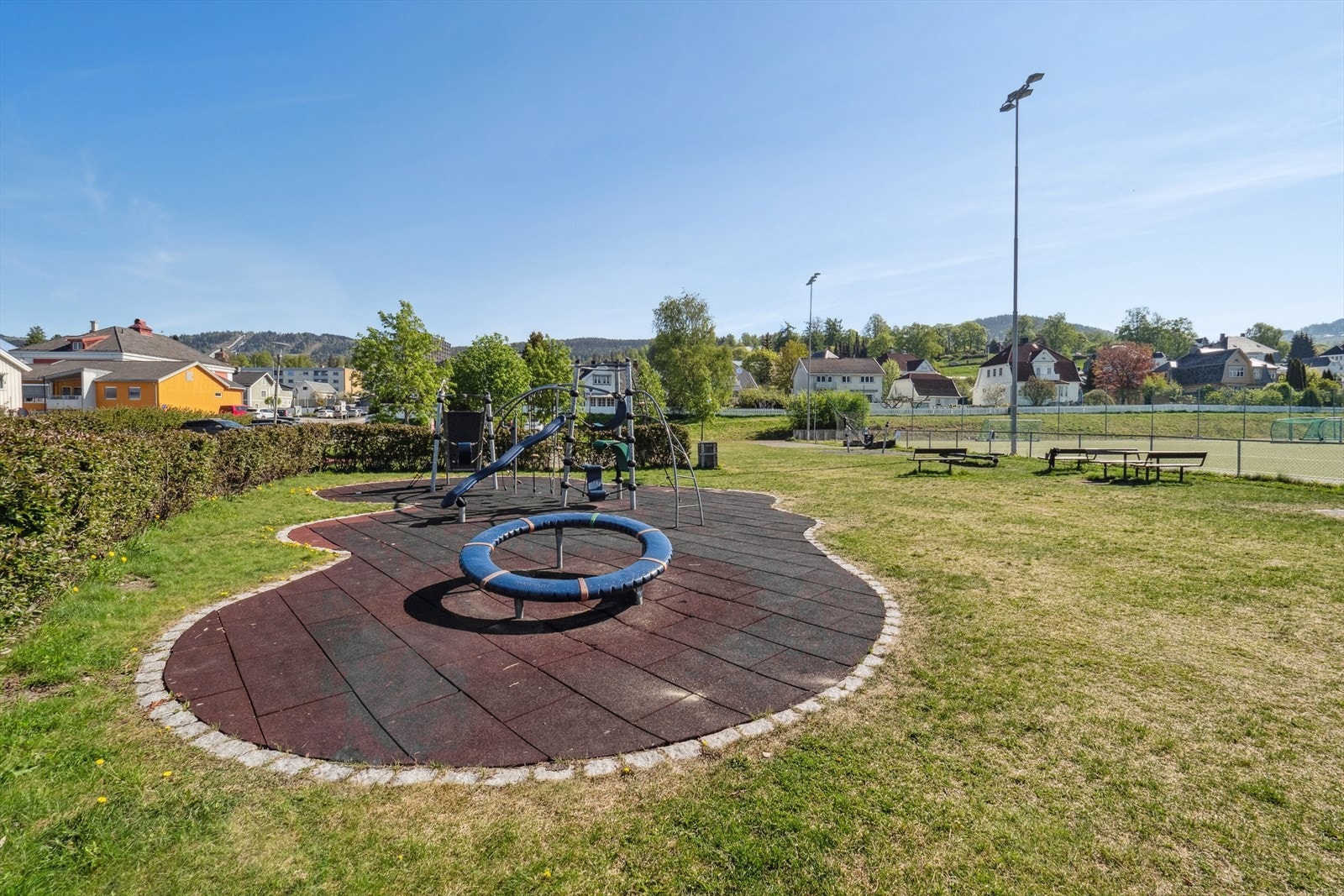 Det er i umiddelbar nærhet til fine flerbruksarealer med lekeplass, basketbane og tennisbaner med kunstdekke driftet av Suttestad Vel. Galleribilde