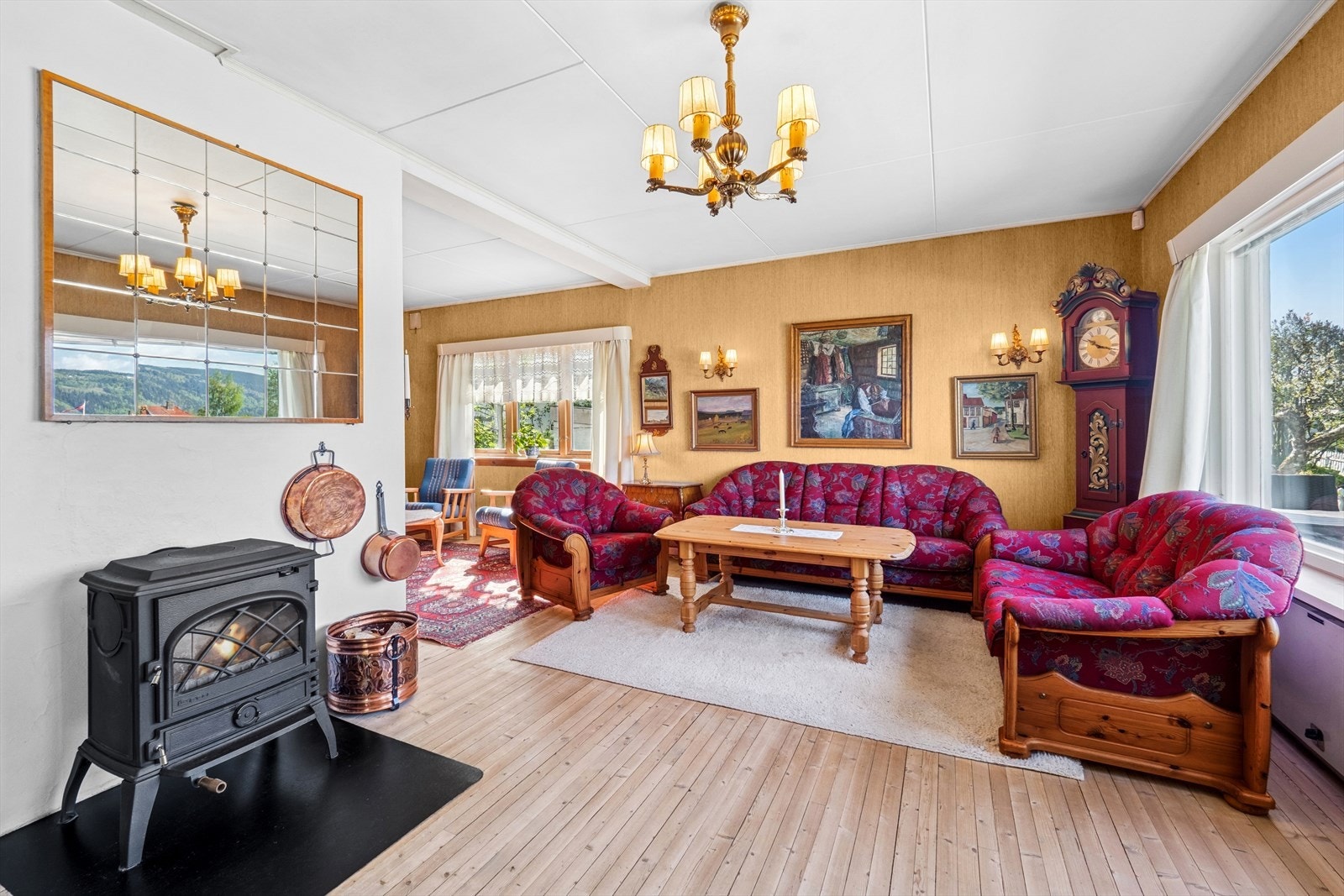 Sentralt plassert bidrar peisen til varme og hygge på de kjølige dagene. Galleribilde