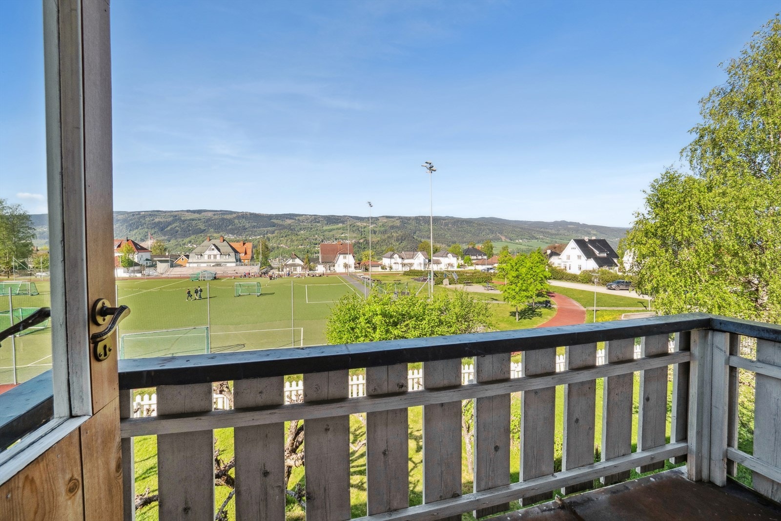 Fint utsyn mot Sportsplassen fra denne balkongen. Galleribilde