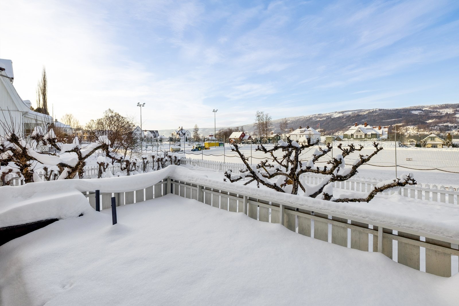 Utsikt mot Sportsplassen og omkringliggende landskap Galleribilde