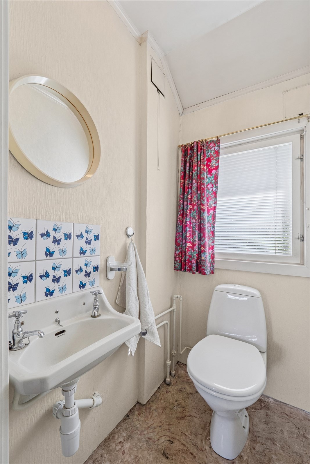 Det ene toalettrommet ligger praktisk til ved siden av badet i 2. etasje. Galleribilde