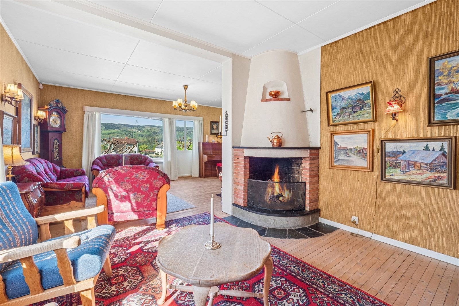 Solid peis i den ene delen av stuen. Galleribilde