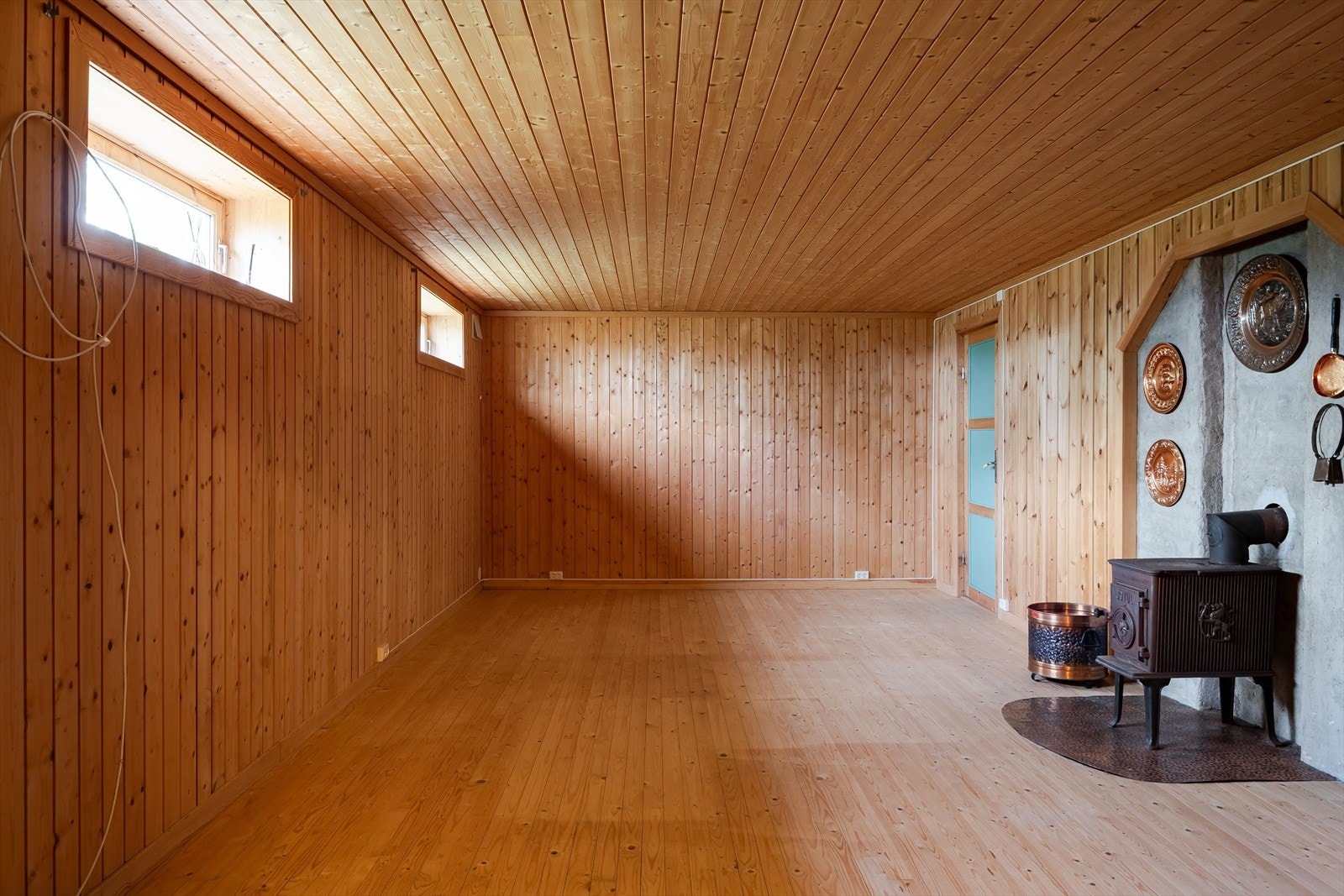 Rommet er definert som hobbyrom i byggetegninger og har ikke godkjent rømningsvei. Rommet er ikke godkjent til varig opphold. Se pkt. "Ferdigattest/brukstillatelse" for mer informasjon. Galleribilde