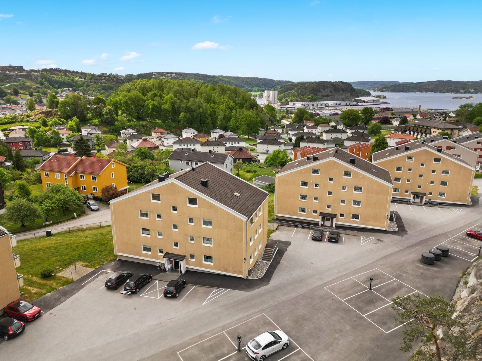 Borettslaget er tilknyttet Halden Boligbyggelag og består av 4 mindre boligblokker med totalt 44 boliger Galleribilde