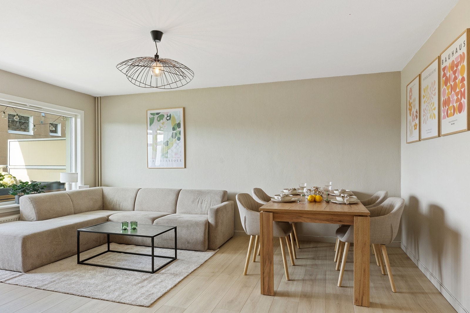 Store vindusflater gir rikelig med naturlig lys og skaper en luftig og innbydende atmosfære. Galleribilde