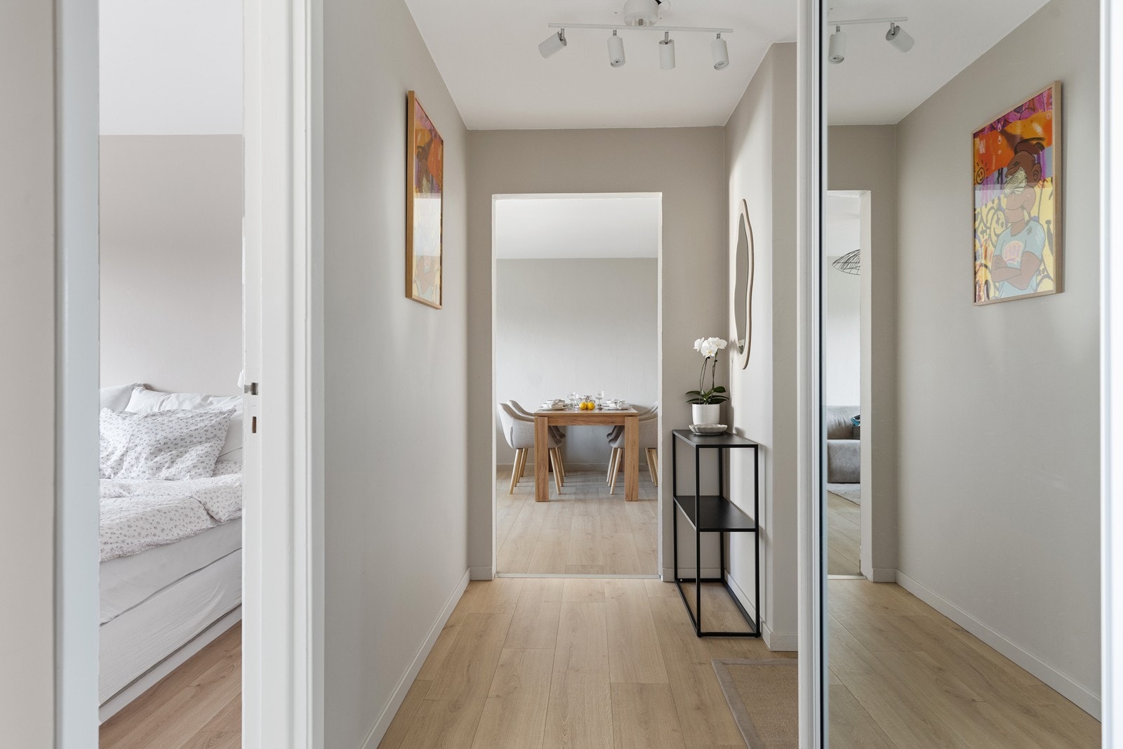 Gangen ønsker deg velkommen med en behagelig beige veggfarge og pent gulv som gir et ryddig og harmonisk førsteinntrykk. Galleribilde