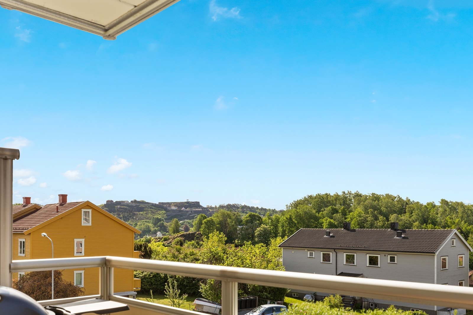 Leiligheten ligger høyt og solrikt, med utsikt. Galleribilde