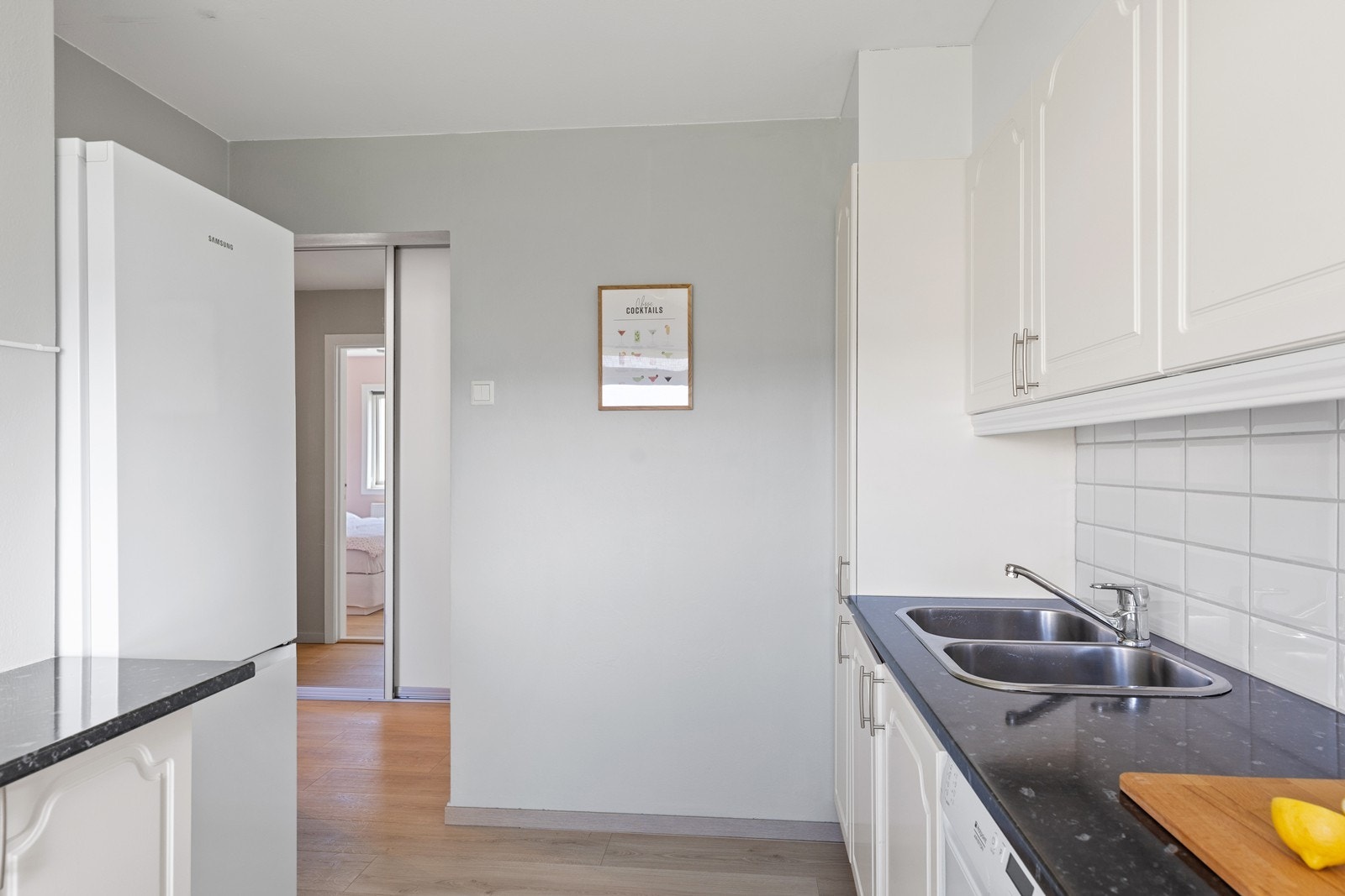 Kjøkkenet har godt med skapplass og naturlig lys, og er både praktisk og innbydende. Hvitevarer på kjøkken medfølger salget uten noen form for garanti. Galleribilde