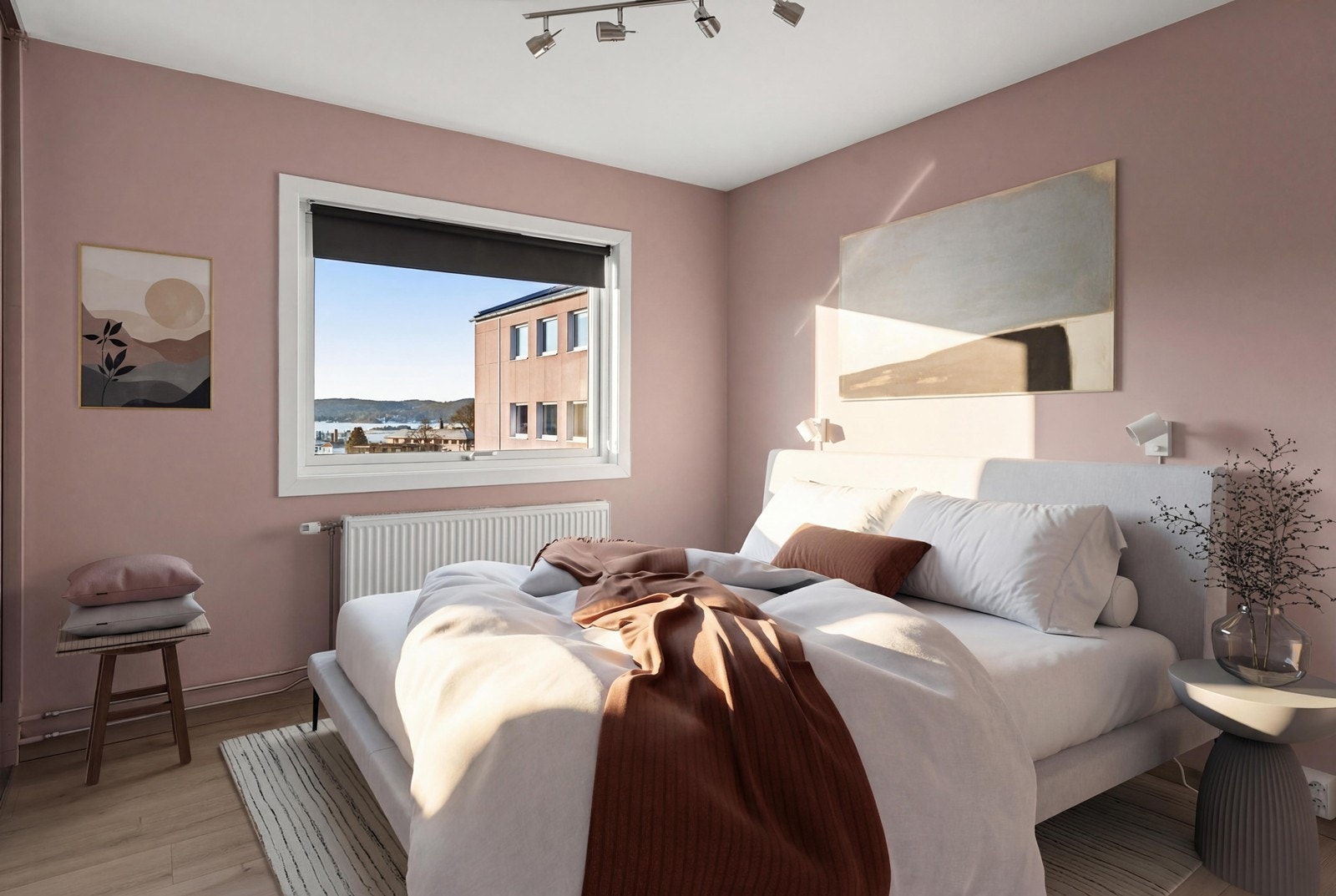 Soverommet har en dus rosafarge som skaper en lun og avslappende atmosfære - perfekt for hvile og ro. (Digital møblering) Galleribilde