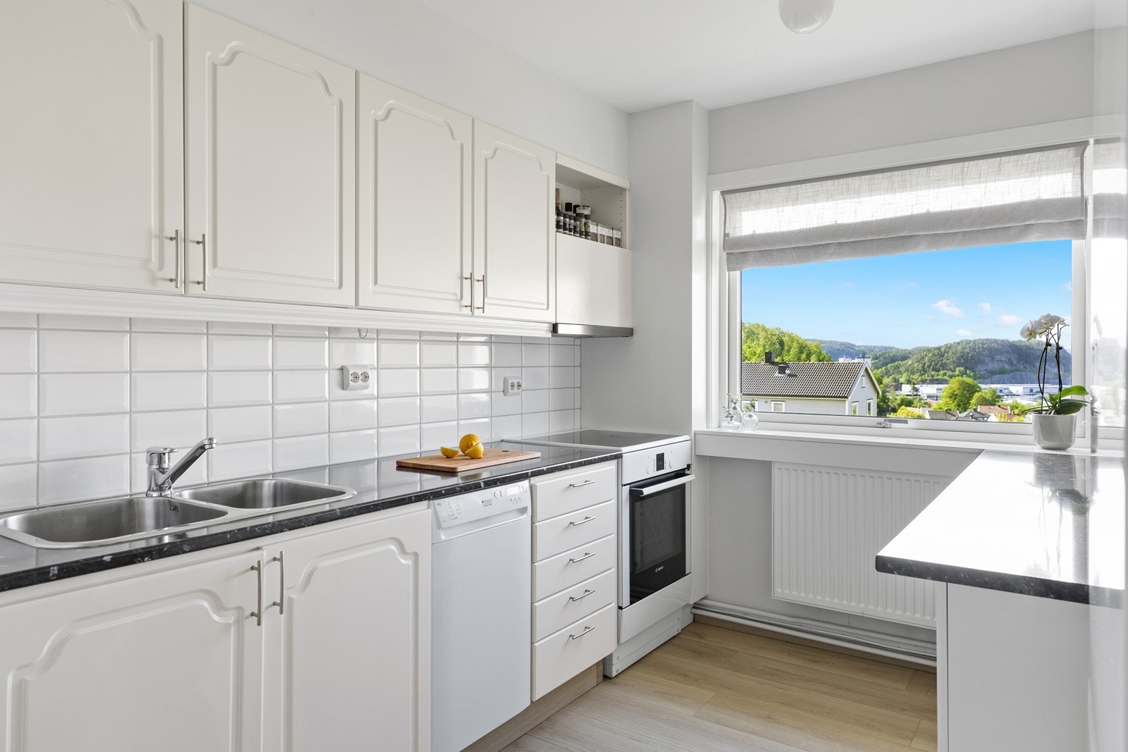 Kjøkkenet har en lys og tidløs innredning med profilerte fronter som gir et klassisk og elegant uttrykk. Galleribilde