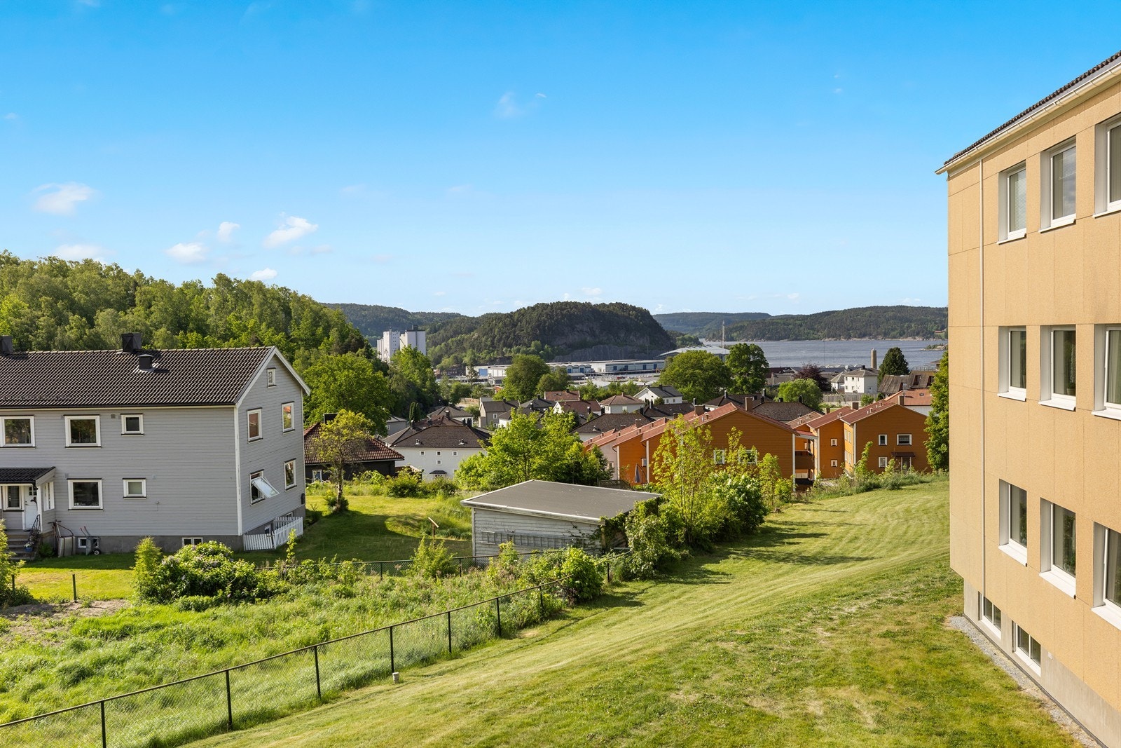 Denne eiendommen tilbyr en perfekt kombinasjon av nærhet til natur og byliv. Galleribilde