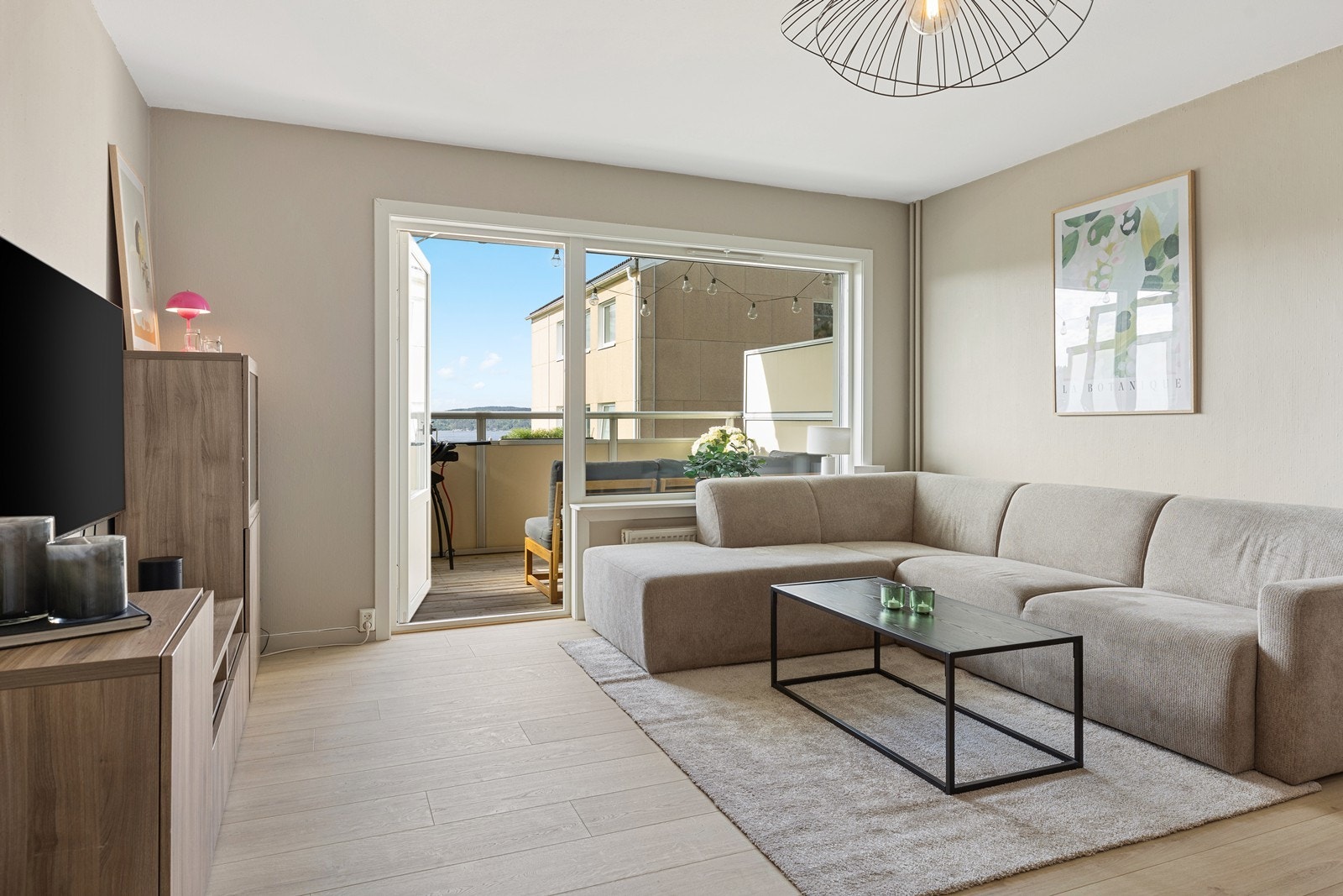 Fra stuen er det direkte utgang til en solrik veranda - perfekt for morgenkaffen eller rolige kvelder. Galleribilde