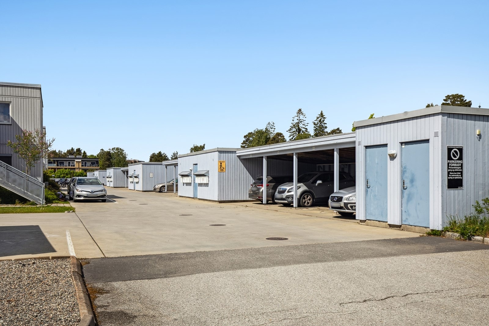 Det er parkering i carport med plass C22. Det er lagt opp infrastruktur til el-bil lading. Galleribilde