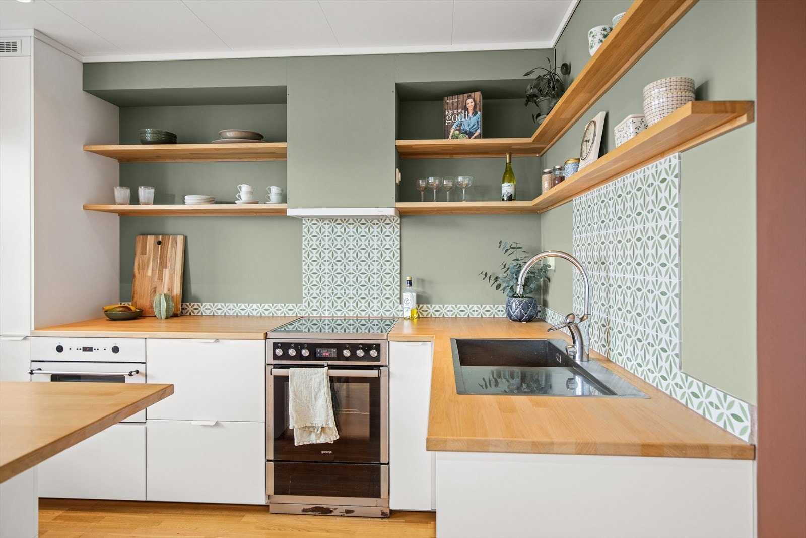 Integrert mikrobølgeovn, stekeovn og oppvaskmaskin. Fin hylleløsning som matcher benkeplaten av tre. Galleribilde