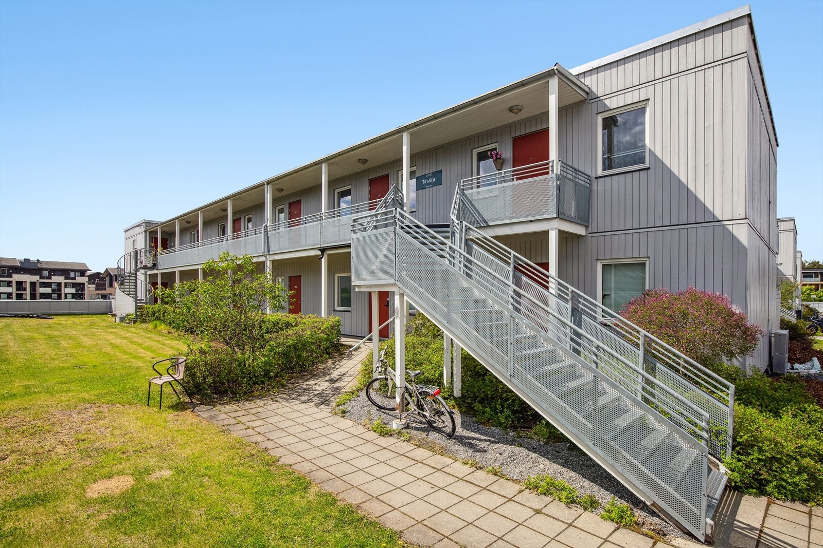 Leiligheten ligger i byggets andre etasje og har meget god beliggenhet tett opptil Jessheim sentrum. Galleribilde