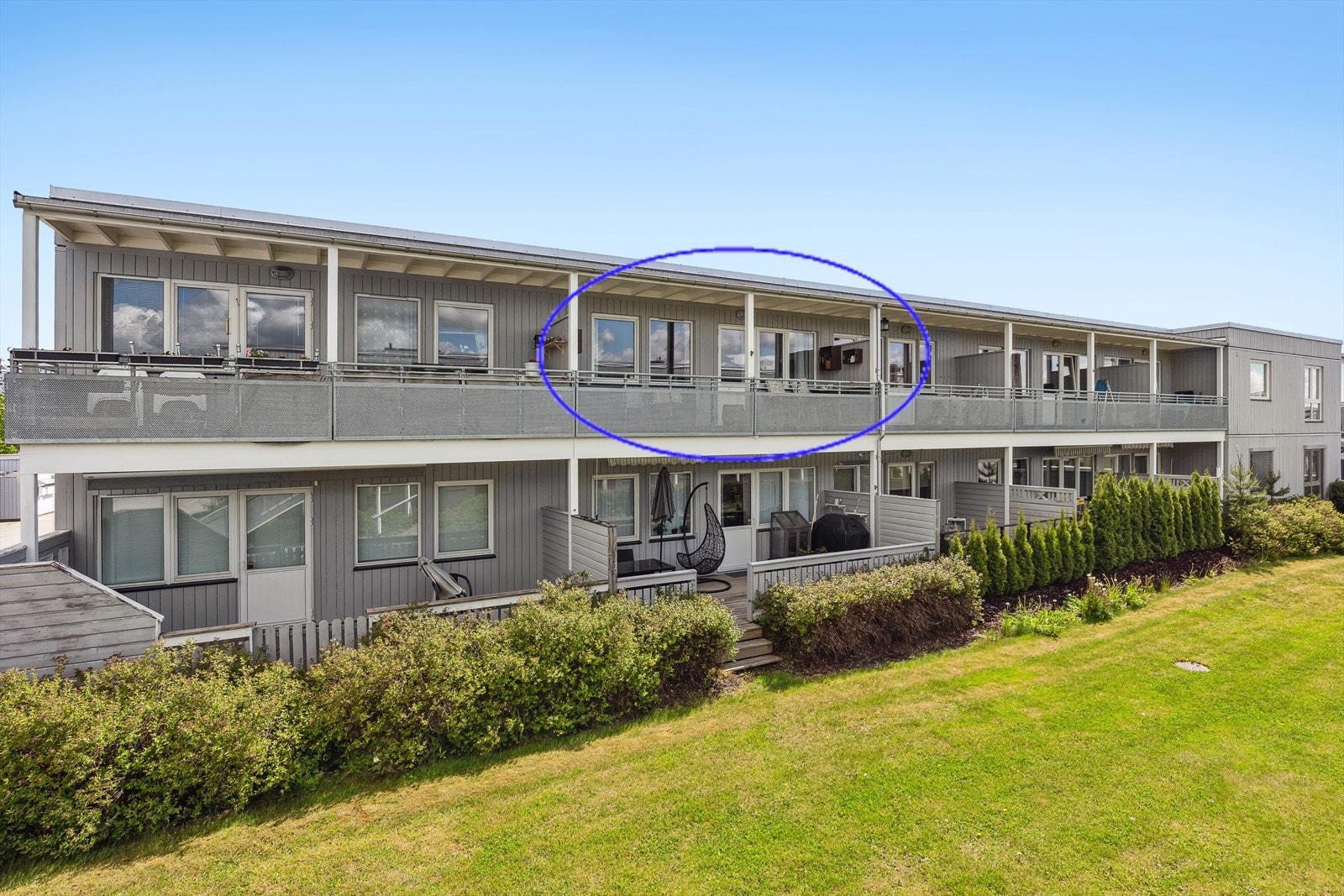 Det er gangavstand til matbutikker, Jessheim storsenter, togstasjon og alt av bymessige fasiliteter, Velkommen til visning! Galleribilde