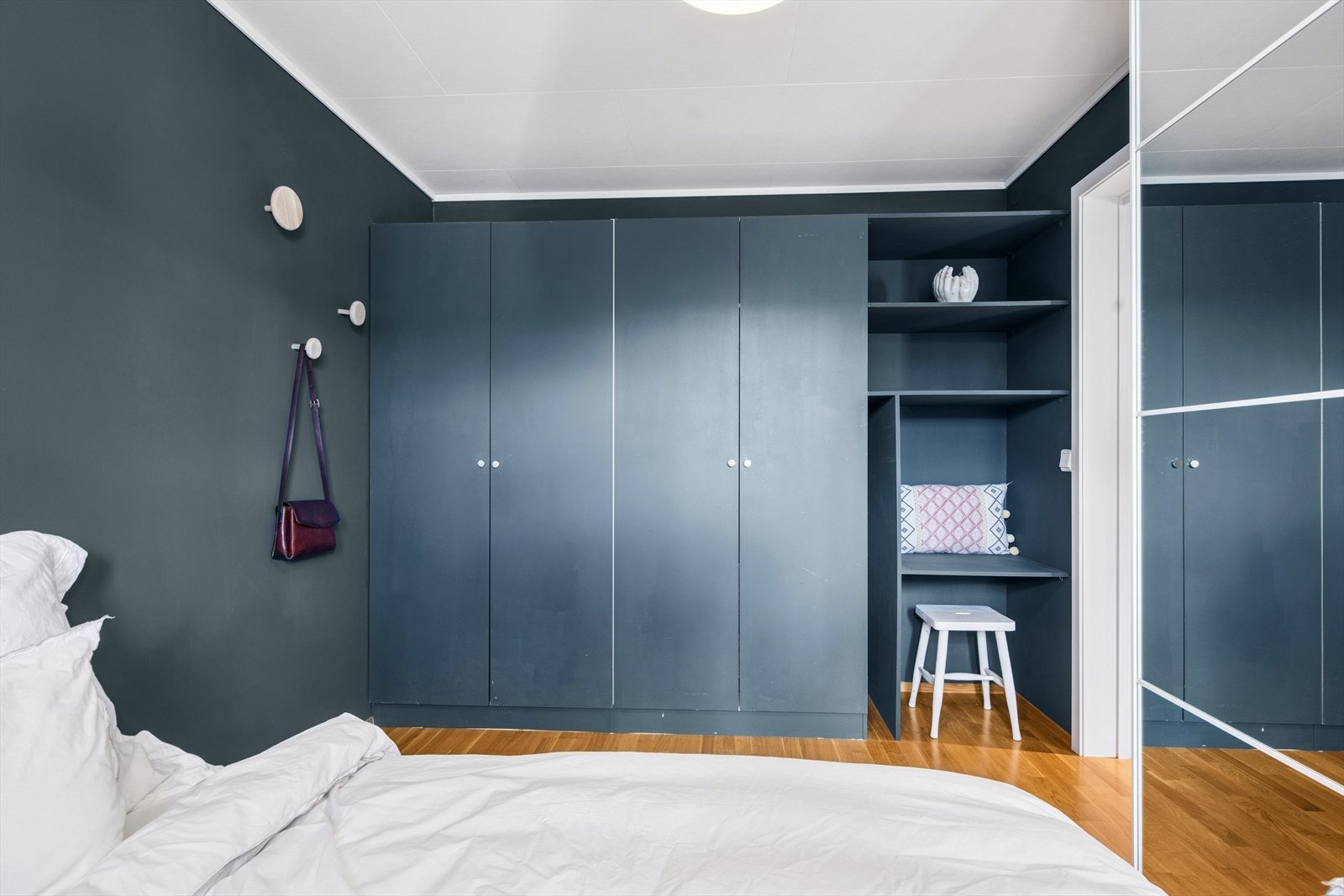 Malte garderobeskap og en tilpasset hylleløsning. Galleribilde