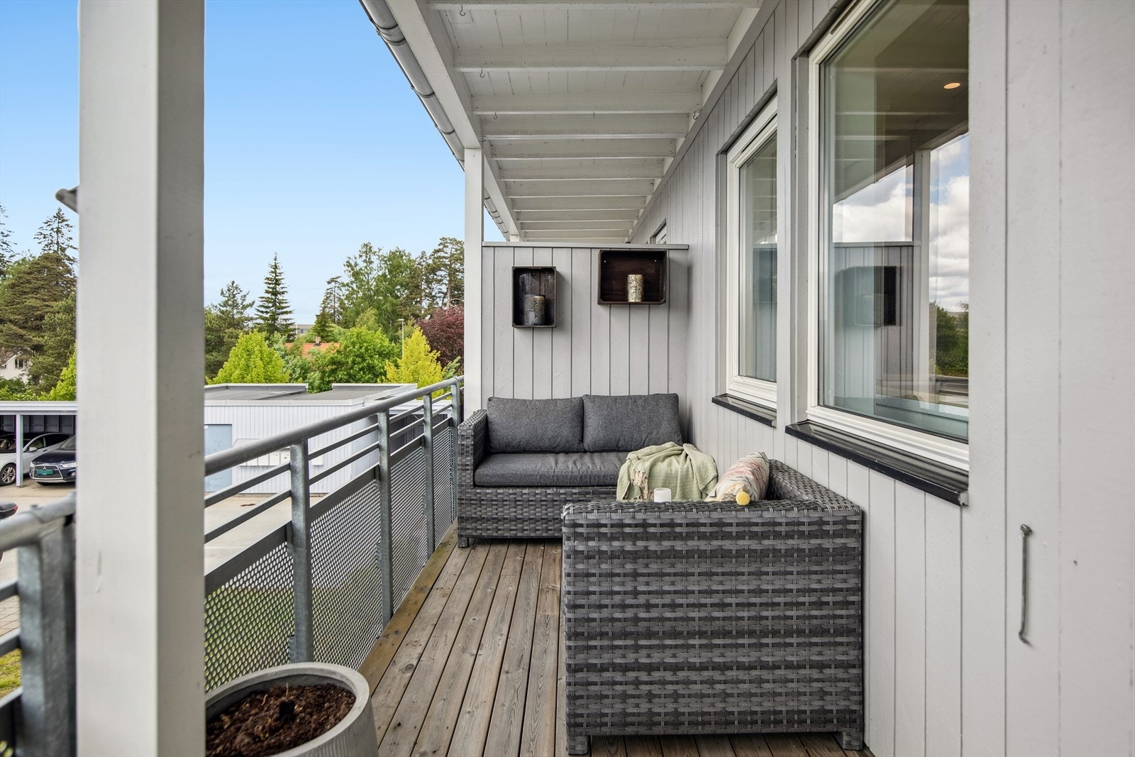 Fra stuen er det utgang til en solrik balkong som også er overbygget. Galleribilde