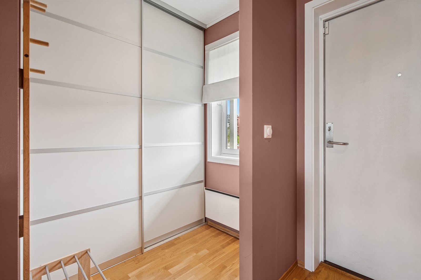 Innbydene gang med stort garderobeskap med skyvedører. Galleribilde